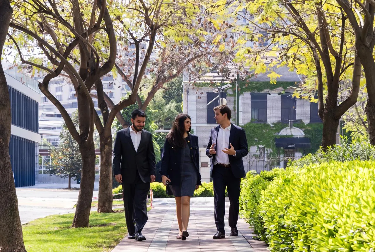 Nicolás, Antonia y Franco caminando